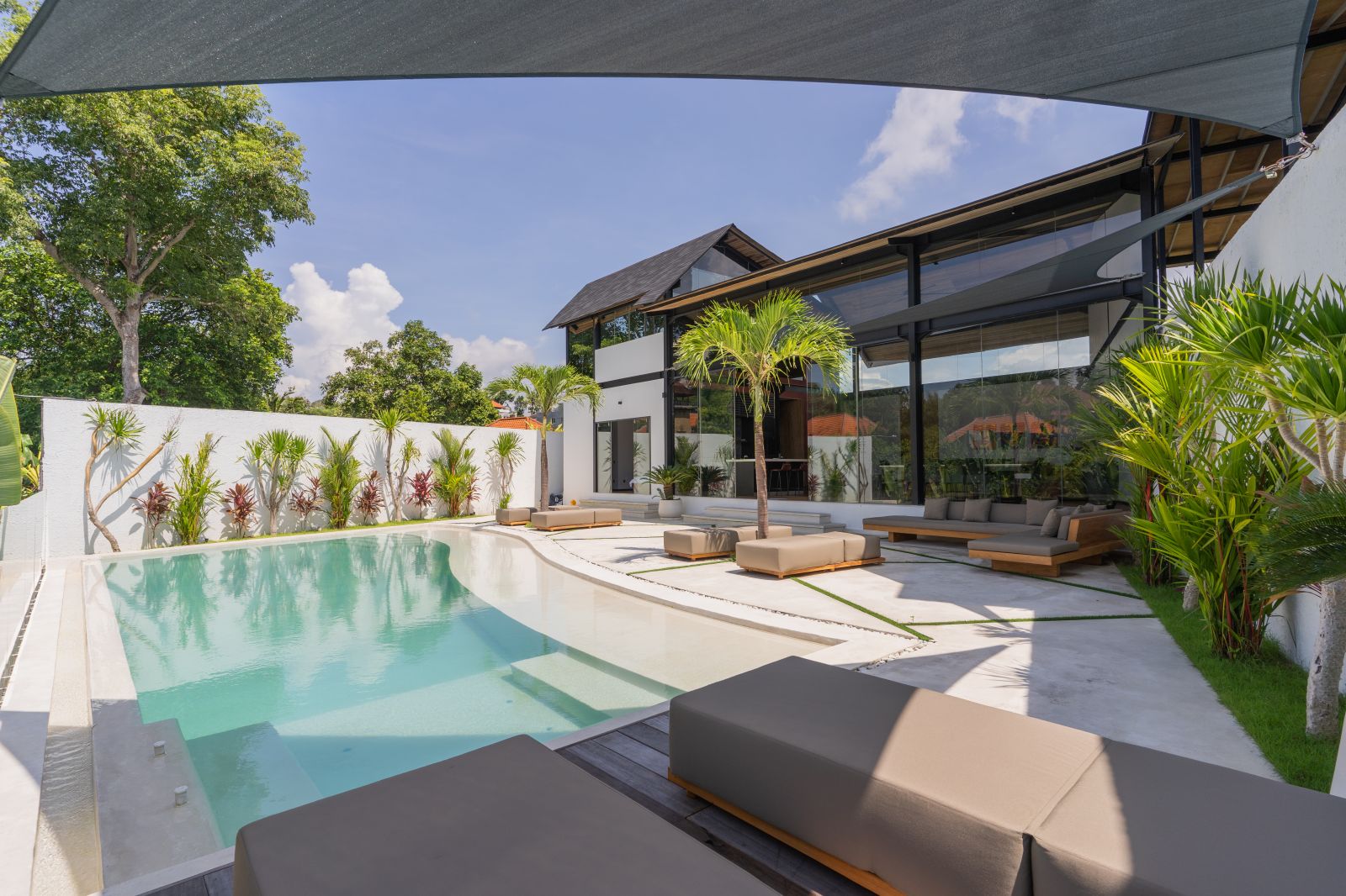 INDUSTRIAL VILLA WITH RIVER VIEWS - Yearly Rental Listing.