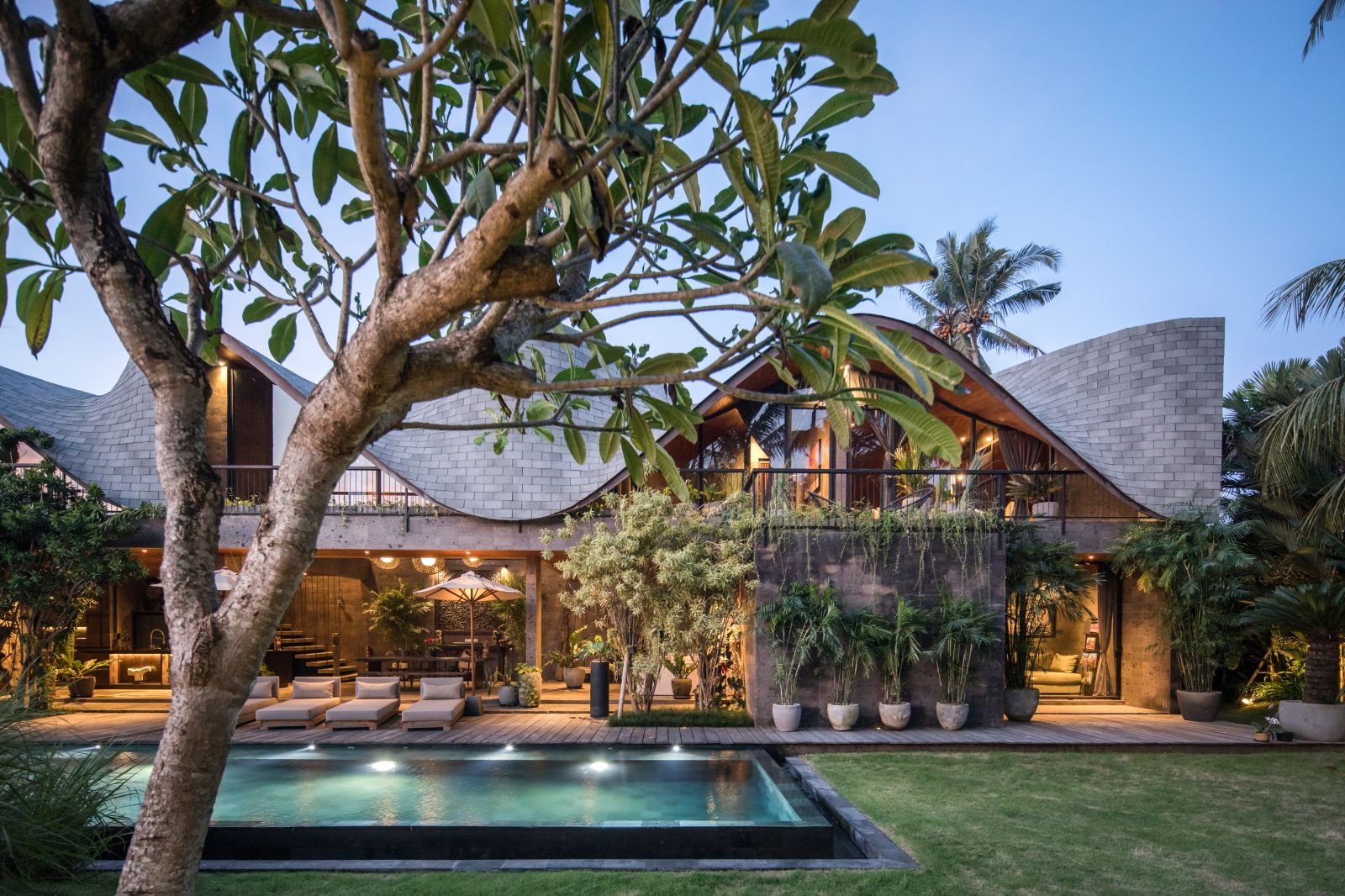 ICONIC HOUSE - Properties Listing.